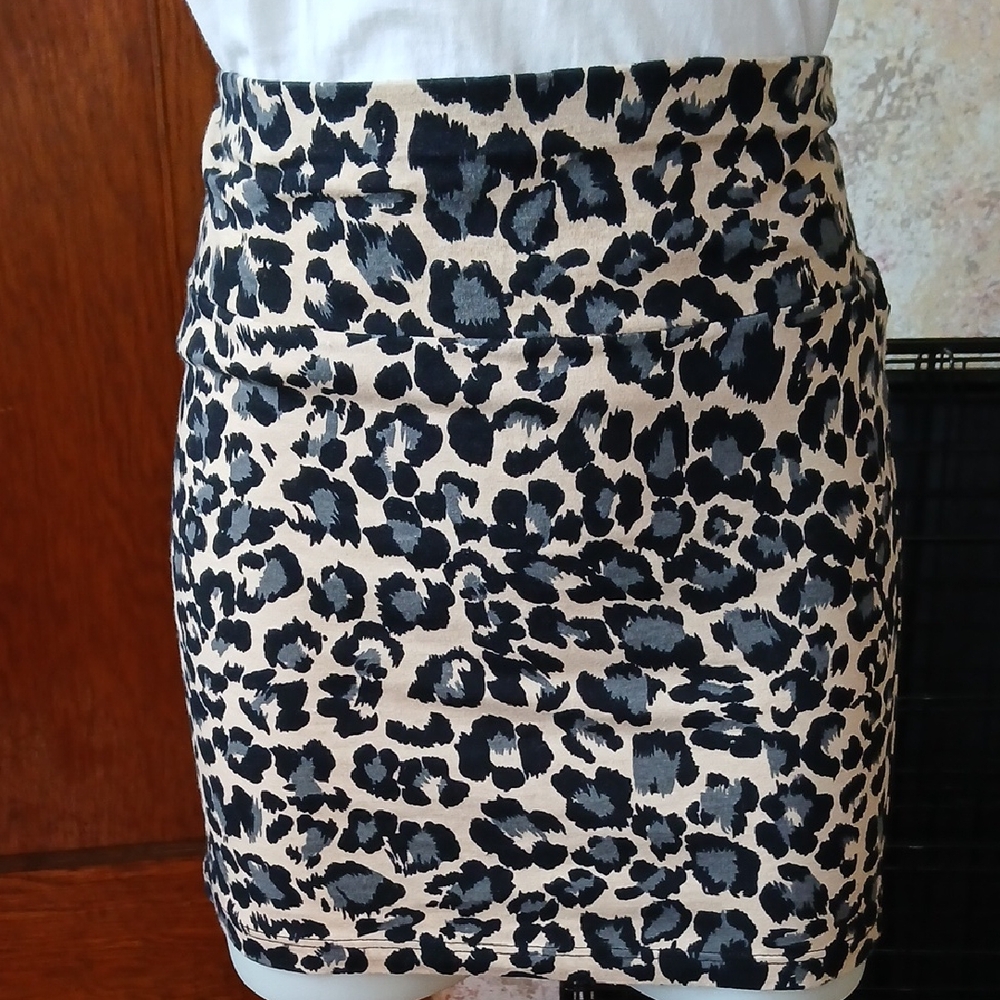 Forever 21 Beige and Black Leopard Print Pencil Skirt